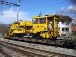 Gleisbau Mller - Beladener Rollschemell Uaikk 84 85 99 17 600-7 im Bahnhof von Ins bls am 28.03.2008