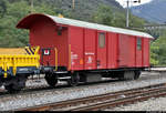 Blick auf einen Kran-Begleitwagen der Gattung  Xs  (40 85 95 47 712-1 CH-SBBI) der SBB Infrastruktur, der in einem Bauzug mit Re 4/4 II 11273 (420 273-5) SBB eingereiht ist und den Bahnhof Rivera-Bironico (CH) auf der Gotthardbahn am Monte Ceneri (600) Richtung Bellinzona (CH) durchfährt.
Aufgenommen von einem öffentlich zugänglichen Parkplatz.
[20.9.2019 | 12:01 Uhr]