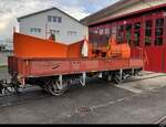 asm Seeland - Güterwagen K 588 mit 2 Schneepflügen als Fracht vor dem Depot in Täuffelen am 05.12.2022