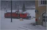 Eine der beiden MGB Ge 4/4 und die Xrot 4932 warten in Hospental auf noch mehr Schnee.