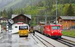 Bei strömenden Regen durchfährt die HGe 4/4 II 109 am 07.05.2024 mit dem Güterzug von Zermatt nach Visp den Bahnhof St.