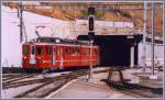 Ein BDeh 6/6 erreicht mit einem Tsch-Shuttle den Bahnhof Zermatt. (Archiv 05/91)