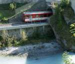 Durch enge Tunnel und schmale Trasse fhrt der Weg in Richtung Visp. Hier ein Regionalzug bei Neubrck.
(26.09.2008)