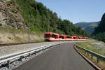 Die beiden Komet-Triebzge ABDeh 4/10 2013 und ABDeh 4/8 2021 am 25.7.2009 als R 229 (Visp - Zermatt) oberhalb Kalpetran. 