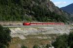 Nach drei Kometen in Folge war als Regio 233 (Brig - Zermatt) endlich ein klassischer sechsteiliger HGe 4/4-Pendel mit Lok Nr. 4 im Einsatz. Hinter dem Bt ist noch ein Kurzpendel-ABt ex FO umgekehrt eingereiht. Aufnahme am 25.7.2009 ob Kalpetran. 