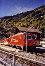 Zug der Matterhorn Gotthard Bahn (Meterspur-Adhsions-Zahnradbahn) Station Stalden 799m, im Oktober 2005.