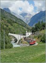 Eine MGB HGe 4/4 mit einem Personenzug auf dem Weg nach Zermatt bei Neubrck.
22. Juli 2012