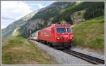 GlacierExpress 907 mit der ex FO HGe 4/4 II 105  Oberlap/Alp Su  kommt die lange Steigung von Herbriggen herauf und wird in Krze ins Gegengeflle nach Randa einfahren. (04.08.2013)