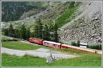 R235 nach Zermatt mit der HGe 4/4 II 4  Tschhorn  an der hchsten Stelle der Umfahrungsstrecke, davor die neu angelegte Strasse.