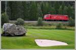 Lokzug mit HGe 4/4 II 105 passiert den Felsbrocken auf dem Green des Golfplatzes Randa. (04.08.2013)