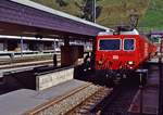 Lok 105 (GE 4/4 II) der Furka Oberalp-Bahn steht im Sommer 1993 mit einem Glacier-Express im Bahnhof Andermatt.
Dia- Aufnahme digitalisiert.