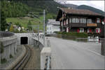 Kurzer Tunnel im Ort -    In Disentis/Muster verläuft die Matterhorn-Gotthard-Bahn im Ortsbereich in einem eingleisigen Tunnel.