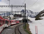 Während der Fahrt mit R 844 von Andermatt nach Disentis/Muster bei Einfahrt in Station Oberalppass, rechts im Bild der Leuchtturm (eine Marketingaktion, soll Symbol sein für die Verbindung zwischen Anfang und Ende des Rhein), 12.06.019
