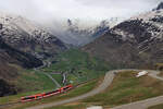 Matterhorn-Gotthardbahn Triebwagen ABDeh4/8 2028 schlängelt sich zum Oberalppass herauf, unterhalb Nätschen.