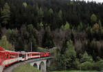 Mit der Matterhorn-Gotthard-Bahn durchs Goms (Oberster Talabschnitt des Ober-Wallis): Nach der Einfahrt in die Zahnstange bei Fiesch. Es führt Triebwagen Deh4/4 II 91. 6.Mai 2024 