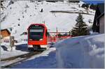 Zwei MGB  Orion  mit dem ABeh 8/12 310 an der Spitze erreichen Andermatt. Der Zug ist als R 45 839 von Disentis (ab 13:14) nach Andermatt (an 14:22) unterwegs. 
Fotostandort: hinter einem Schneewall stehend, habe ich die Kamera auf den Zug gehalten.

21. Januar 2025