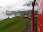 Von Ntschen her nhert sich der Zug dem Loch in der Wolkendecke, welche ber Andermatt schwebt.  07.08.07 