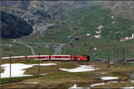 Ein Regionalzug an der vierten Kehre oberhalb von Andermatt. Im Hintergrund das Urserental. 

11.05.2008 (J)