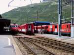 Hochbetrieb im Bahnhof Andermatt in der Schweiz.