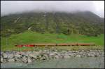 Wie der Berg so der Zug - 

Während der Berg von den Wolken verhüllt wird, versteckt sich der Zug hinter dem Deich der Reuss. Zug der MGB bei Andermatt. 

22.05.2008 (M)