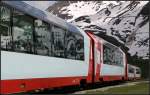 Groß und klein -     Impression des Glacier-Express am Halt in Nätschen.