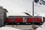 Der Regio nach Sedrun mit der Deh 4/4 24  Tsch  muss an der Station Oberalppass auf den Gegenzug aus Sedrun warten. Dann kann es erst auf der eingleisigen Strecke weiter gehen. 25.5.2012