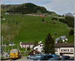 - Unterschiedliche Ebenen - Whrend unten im Bahnhof von Andermatt eine Planier- und Stopfmaschine abgestellt ist, berwindet ein MGB Regio in vier 180 Kehren mit drei Tunnels einen Hhenunterschied