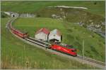 Eher selten in der freien Natur zu sehen: Die MGB Autotunnelzuglok Ge 4/4 N° 81  Wallis  auf der Fahrt von Andermatt nach Realp kurz nach Hospental.
