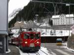 Der Gepchtriebwagen MGB 96 Deh4/4II ist gerade mit R618 von Andermatt in Gschenen eingetroffen.
25.01.2011 Gschenen 