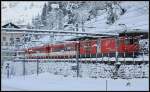 Der Deh 4/4 92  Realp  schiebt den Regionalzug von Gschenen durch die Schllenenschlucht hinauf nach Andermatt. (19.12.2012)