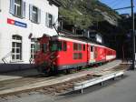 Im Bahnhof Gschenen ist am 19.5.2009 Lok 52 der Matterhorn Gotthardt  Bahn, eine Deh 4/4, mit ihrem Zug aus Andermatt.