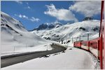 R852 nach Disentis hat soeben die Passhöhe Richtung Tschamutt-Selva verlassen.