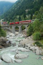 Kurz vor dem Endpunkt in Göschenen überquert der Deh 4/4 II 91 mit einem Zug aus Andermatt am 16.09.2016 die Reuss