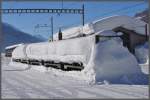 Das sind keine gedeckten Gterwagen, sondern eine Garnitur Kkp Langschienentransportwagen bedeckt mit dem Schnee der letzten Tage.