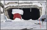 Das Obergoms im Kanton Wallis hat besonders viel Schnee abbekommen. Der gedeckte Gterwagen 4435s vor dem Portal des Umfahrungstunnels von Oberwald chzt unter der gewaltigen Last. (10.01.2012)