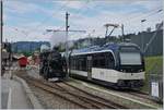 Die doch relativ bullige BFD Schmalspur Zahnradbahn Dampflok HG 3/4 N° 3 erschient neben dem MVR SURF ABeh 2/6 7505 doch recht zierlich. 

Blonay, den 1. Sept. 2019