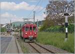 Der RhB Bernina Bahn ABe 4/4 I N° 35 verlässt Blonay in Richtung Chamby und passiert in Kürze das Ausfahrsignal von Blonay (Hippschen Wendescheibe). 

7. Mai 2022