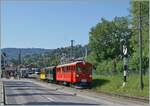 Der RhB ABe 4/4 N° 35 der Blonay-Chamby Bahn mit den beiden RhB Reisezugwagen BC2 N° 121 und As2 N°2 ist als Riviera Belle Epoque Express auf der Rückfahrt von Vevey nach von Chaulin und verlässt den Bahnhof von Blonay bei der  Freie Fahrt  zeigenden Hippschen Wendescheibe. 

28. Juli 2024