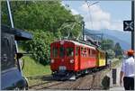 Der RhB ABe 4/4 35 der Blonay-Chamby Bahn erreicht mit den beiden RhB Salonwagen As2 N°2 und RhB Abteilwagen BC2 N° 121 als Riviera Belle Epoque Express von Chaulin nach Vevey den Bahnhof von Blonay, wo der Zug vom Chef de Gare und der HG 3/4 N° 3 erwartet wird.

28. Juli 2024