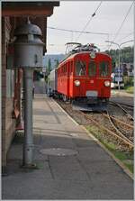 Der frisch revidierte RhB ABe 4/4 I 35 der Blonay-Chamby Bahn ist als  letzter Zug des Tages in Blonay angekommen und nimmt nun den hier abgestellten MOB Wagen mit nach Chaulin.