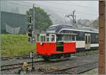  Le Biniou  auf Probefahrt in Blonay. An einem verregneten Sonntagmorgen zeigte sich der Dm 2/2 N° 3 der Blonay-Chamby Bahn noch vor der Abfahrt des ersten Museumszuges in Blonay. 
Die kleine Draisine besitzt ein Vorrichtung, die es erlaubt jederzeit und an jeder Stelle die Dm 2/2 zu drehen. Doch bei der Probefahrt fehlte diese Einrichtung noch. Die Einrichtung besteht im wesentlichen aus einem zweiteiligen Drehmechanismus welcher an der Front mitgeführt wird und beim Einsatz an den Schienen befestig wird. Zudem gehören zwei Auffahrgleisstücke je links und rechts am Le Biniou befestigt dazu. Zwei rohrähnliche Stücke zur Versteifung der Drehvorrichtung komplettieren die Konstruktion. 

18. August 2024