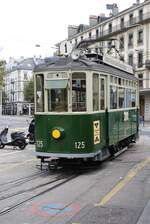 AGMT BC Association Genevoise du Musée des Tramways Museumsbahn Blonay-Chamby: Be 2/2 125 (SIG/Sécheron 1920 und Ersatz der Elektroausrüstung MFO 1946/47), Linie 1 Rive-Carouge-Bachet und zurück, während der Mittagspause im Gleisdreck auf den nächsten Einsatz wartend, Rond-Point-de-Rive, Genf, 3. November 2024 ( Festival Trams ).