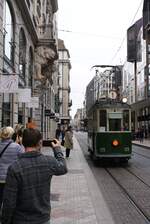 AGMT BC Association Genevoise du Musée des Tramways Museumsbahn Blonay-Chamby: Be 2/2 125 (SIG/Sécheron 1920, Ersatz der Elektroausrüstung MFO 1946/47), Linie 1 Rive-Carouge-Bachet und zurück, Haltestelle Bel-Air, Rue de la Confédération, Genf, 3. November 2024. AGMT veranstaltete auch dieses Jahr am ersten Novembersonntag ein  Festival Trams  auf drei Linien: nebst der Linie 1, Linie 2 Rive-Nations-Rive mit Be 4/4 67 (Herbrand/AEG 1901 und Rekonstruktion CGTE/Sécheron 1936) + B 369 (SIG 1920) und Linie 3 Rive-Plainpalais-Rive-Moillesulaz-Rive mit Be 4/4 729 (SWP/Sécheron 1952) + B 308 (FFA 1951). Das Festival ermöglicht stets, auf ungewöhnliche Weise Genf, Carouge, Chêne-Bougeries, Chêne-Bourg und Thônex zu entdecken:  Une façon insolite de découvrir Genève . Die historischen Strassenbahnen geniessen jeweilen viel Aufmerksamkeit und werden entsprechend sehr oft fotografiert. Ausserdem verkehrte an diesem Tag auch der Trolleybus 666 zwischen Rive und Jonction. Eigentümer des Be 2/2 125 ist die Museumsbahn Blonay-Chamby. Der Triebwagen fährt seit 2000 leihweise in Genf. Diese Triebwagen verkehrten 1920 bis 1961 in  Genf auf der  ligne de ceinture  (Ringlinie Cornavin-Rive).