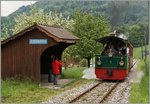 Festival Suisse de la vapeur 2016: Die kleine Tramway Lok erreicht ziemlich arg schnaubend Cornaux, wo ein kurzer (Dienst) Halt eingelegt wird.
14. Mai 2016