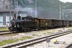 Am 26.05.2024 steht der Dampfzug der Brünigdampfbahn im Gleisfeld beim Bahnhof Meiringen BE. Fotografiert habe ich vom Perron aus.