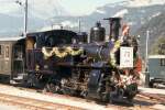 HG 3/3 1067 mit Blumenschmuck und 75 Jahr Plakat im SBB - Depot/Werksttteareal von Meiringen von im Okt.1985