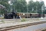 Dampfextrazug der Ballenberg Dampfbahn im Bahnhof Interlaken Ost ..HG 3/3 1067 + 3 Personenwagen im Sept.1990