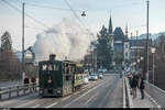 Das Dampftram mit der G 3/3 12 am 3. Dezember 2017 auf Chlousefahrt unterwegs auf der Kirchenfeldbrücke. Im Hintergrund das Bernische Historische Museum. 