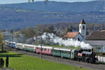 WHISKY TRAIN 2022.
Mit der historischen Dampfbahn um die drei Seen.
Für die Gourmet-Fahrten der vielen Geniesser standen am 9. und 10. April 2022 die Eb 3/5 Nr. 5810, ex SBB (SLM, 1911) von der Dampfbahn Bern (DBB) sowie der BDe 4/4 ll 201 „BURGDORF“  vom Verein Pendelzug Mirage (VPM) im Einsatz.
Die vielen bunten Personenwagen haben verschiedene Museumsbahnen zur Verfügung gestellt.
Foto: Walter Ruetsch