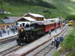 Nach Ansprache, Blasmusik und Lokparade steht die FO HG 3/4 Nr. 4 mit ihrem roten Zug bereit zur  Jungfernfahrt . Realp DFB, 23.06.2007